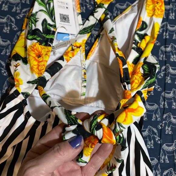 NWT CUPSHE swimsuit with a beautiful array of flowers 🌸 it’s an amazing suit!!! - Picture 5 of 7